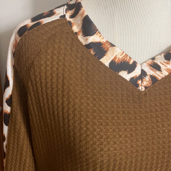 Anna Kaci Leopard Panel Waffle Knit V Neck Sweater - Picture 5 of 8